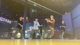 成人街舞课怎么热身视频